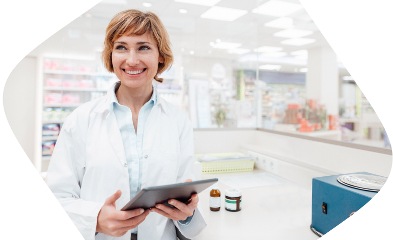 PTA in der modernen Apotheke mit Tablett und freundlichem Lächeln nachdem Sie eine Bestellung über die iA.de-App erhalten hat.
