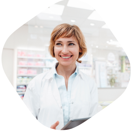PTA in der modernen Apotheke mit Tablett und freundlichem Lächeln nachdem Sie eine Bestellung über die iA.de-App erhalten hat.