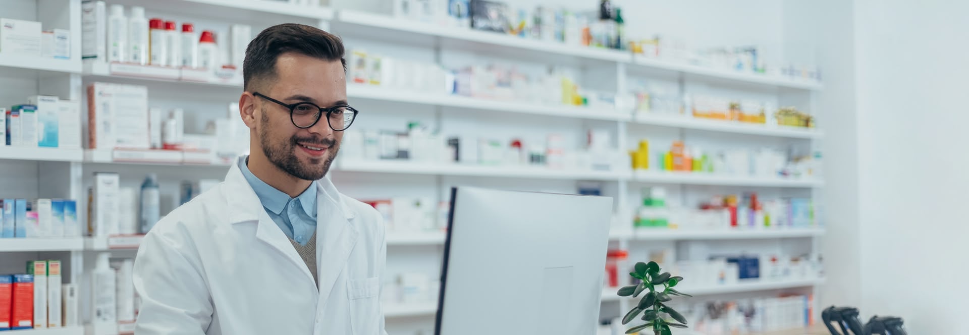 Apotheker am computer in der apotheke