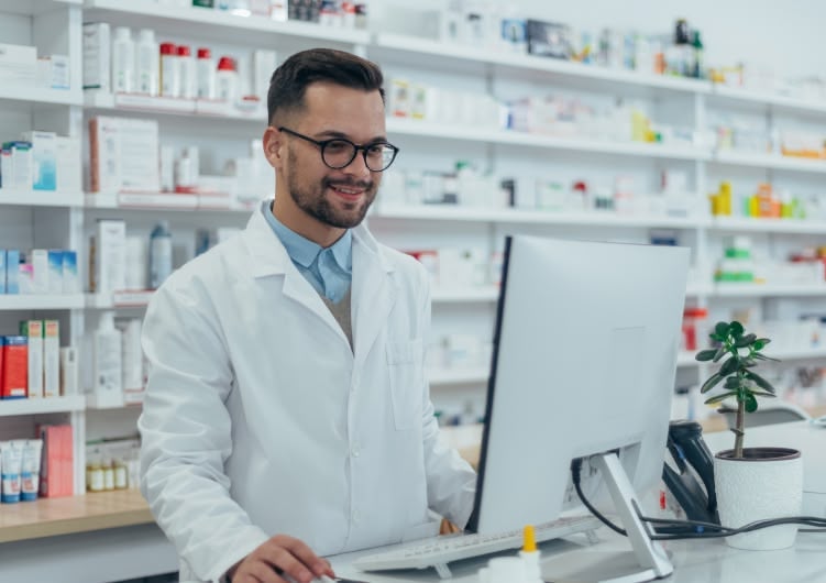 Apotheker am computer in der apotheke