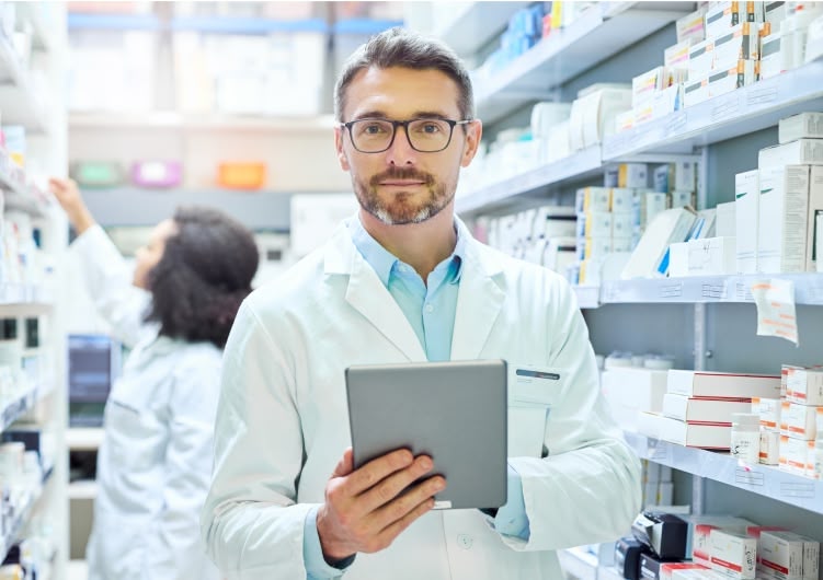 Apotheker am tablet